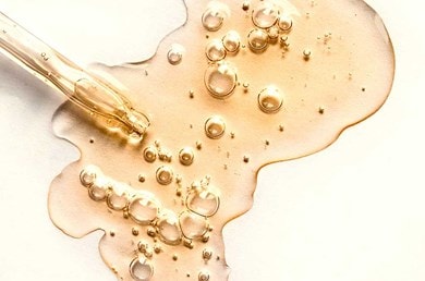 Pipette und Tropfen eines Serums gegen Erwachsenenakne mit Luftblasen