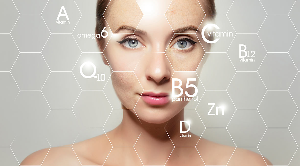 Foto einer jungen Frau, mit einer wabenartigen Struktur unterlegt. In einigen Waben sind Inhaltsstoffe der Hautpflege genannt wie Q10, Vitamin A oder Vitamin C.