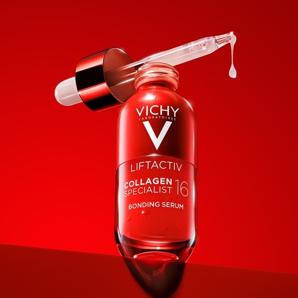 Rote Serumflasche mit Pipette: Vichy LIFTACTIV Collagen Specialist 16 Bonding Serum vor rotem Hintergrund