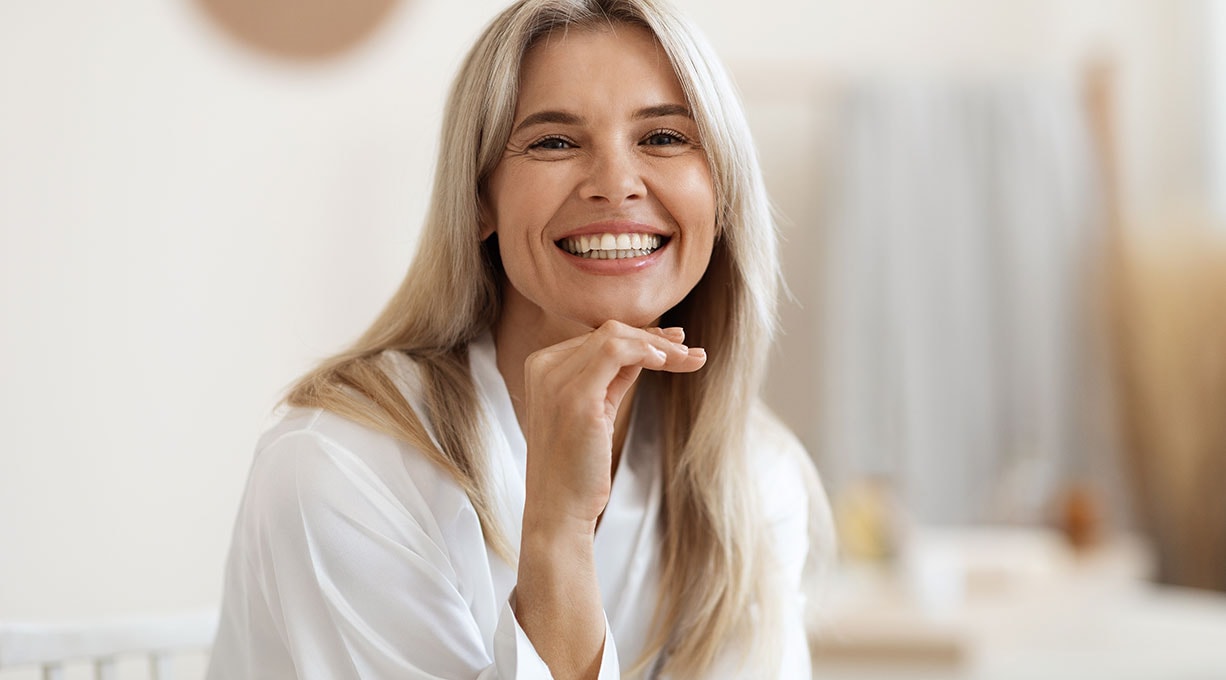 Frau im Bademantel nach Anwendung einer Hautpflege