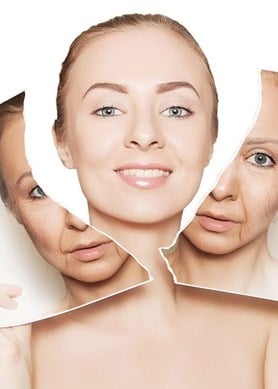 Lächelnde Frau hält zerrissenes Foto mit jüngerem und älterem Hautbild in den Händen