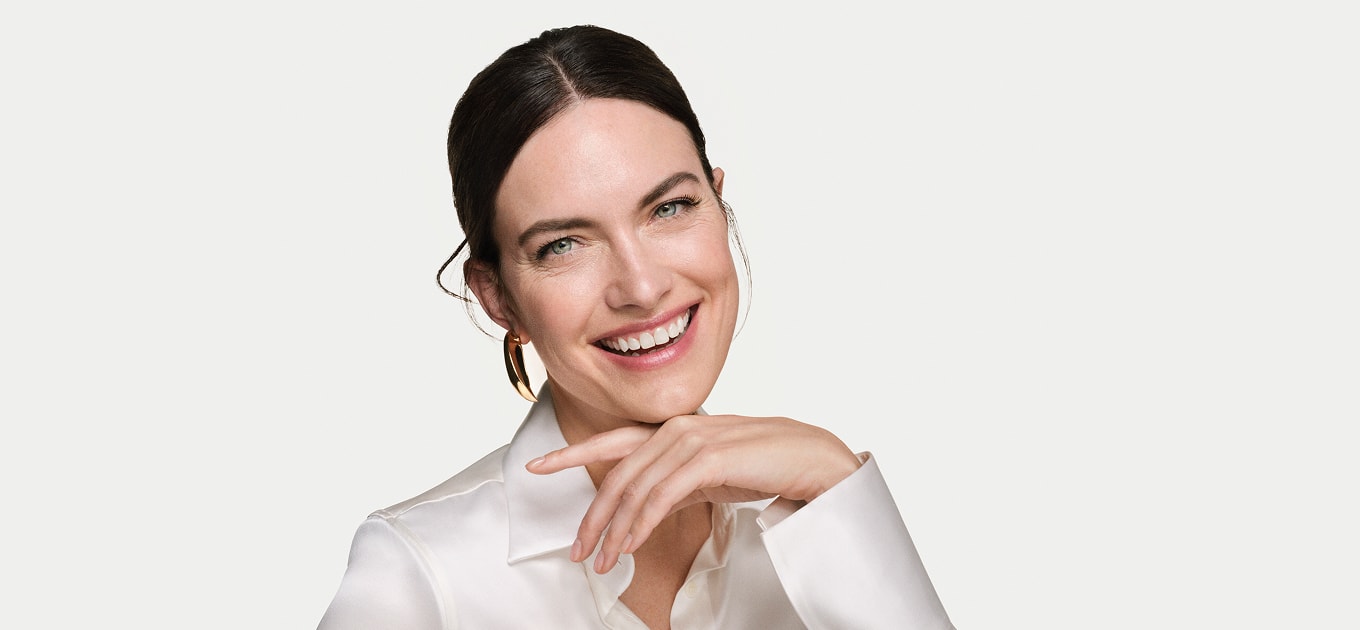 Frau mittleren Alters lächelt und zeigt dabei erste falten um die Augen und den Mund