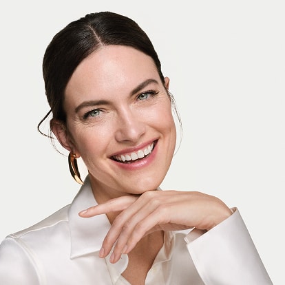 Frau mittleren Alters lächelt und zeigt dabei erste falten um die Augen und den Mund