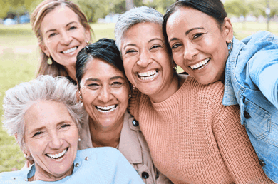 Gruppe von glücklichen Frauen mittleren Alters, die sich mit Female Empowerment gegenseitig unterstützen