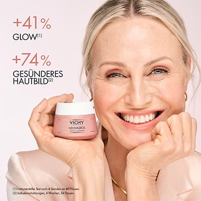 Frau mit reifer Haut und einem Tiegel NEOVADIOL Creme in der Hand mit dem Text „+41 % Glow” und „+ 74 % gesünderes Hautbild