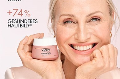 Frau mit reifer Haut und einem Tiegel NEOVADIOL Creme in der Hand mit dem Text „+41 % Glow” und „+ 74 % gesünderes Hautbild
