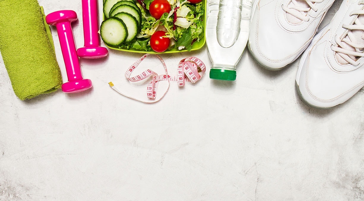 Fitnesszubehör, frische Lebensmittel und Wasserflasche symbolisieren gesunde Hautpflege.