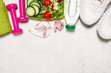 Fitnesszubehör, frische Lebensmittel und Wasserflasche symbolisieren gesunde Hautpflege.