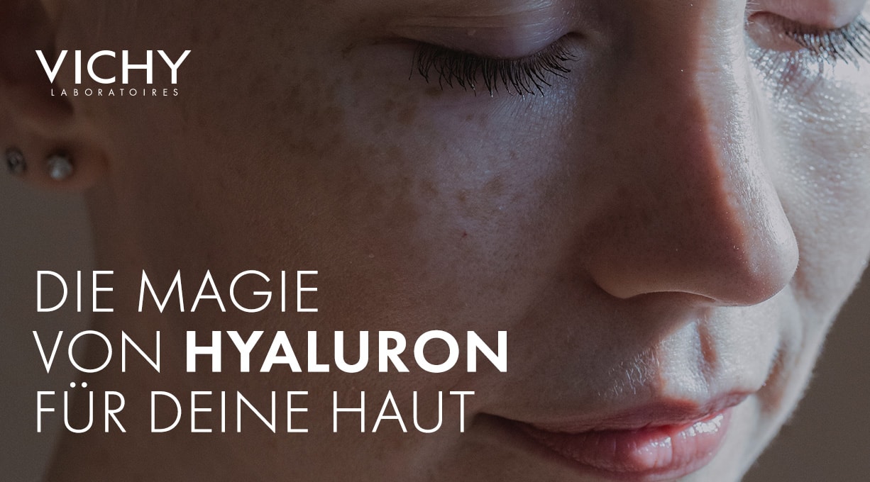 Leicht lächelnde Frau mit geschlossenen Augen, daneben der Text „Die Magie von Hyaluron für deine Haut“ sowie das Vichy Logo