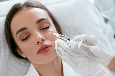 Ärztin injiziert Hyaluron zur Faltenbehandlung unter die Gesichtshaut