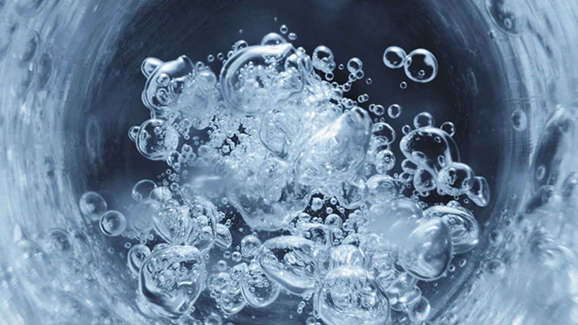 Blubbernde Wasserblasen symbolisieren intensive Feuchtigkeit durch Hyaluron