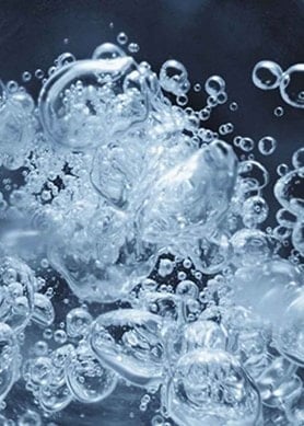Blubbernde Wasserblasen symbolisieren intensive Feuchtigkeit durch Hyaluron
