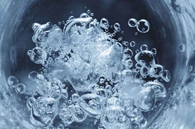 Blubbernde Wasserblasen symbolisieren intensive Feuchtigkeit durch Hyaluron
