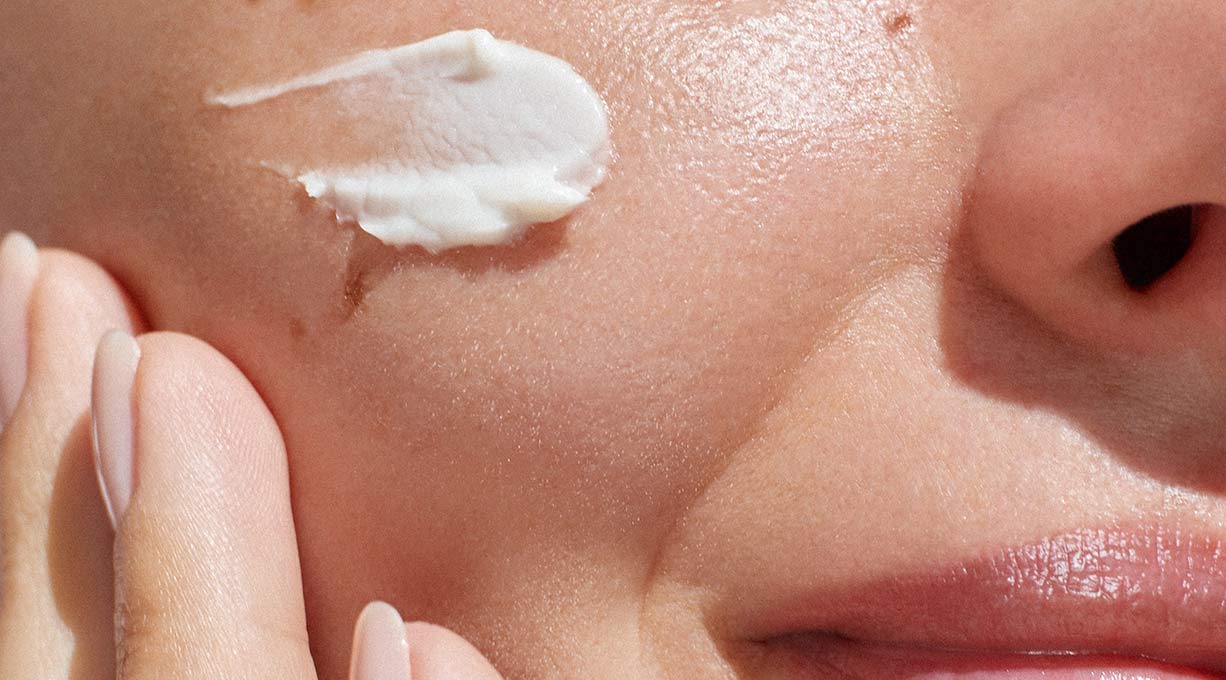 Nahaufnahme Wangenpartie mit einem Klecks weißer Creme