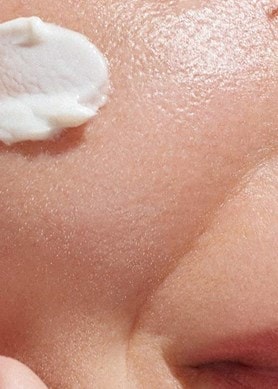 Nahaufnahme Wangenpartie mit einem Klecks weißer Creme