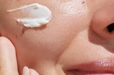 Nahaufnahme Wangenpartie mit einem Klecks weißer Creme
