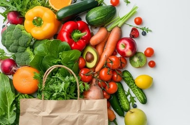 Obst und Gemüse, das aus einer Papiertüte ausgeschüttet wurde