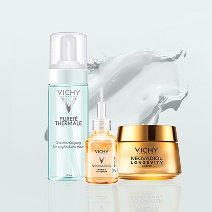 Der Pureté Thermale Reinigungsschaum, das Neovadiol Meno 5 Bi-Serum und die Neovadiol Longevity Creme von Vichy vor einem bläulichen Hintergrund