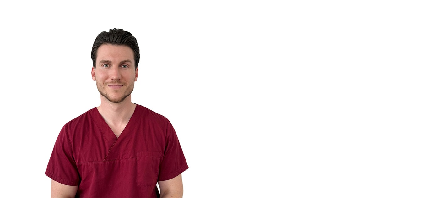 Dr. Rouben Czwikla im dunkelroten Arztkittel