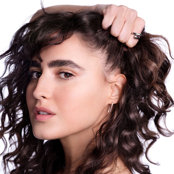 Eine Frau zeigt ihre schuppenfreie Kopfhaut