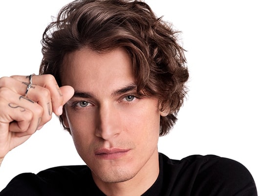 Nahaufnahme eines jungen Mannes mit lockigen Haaren