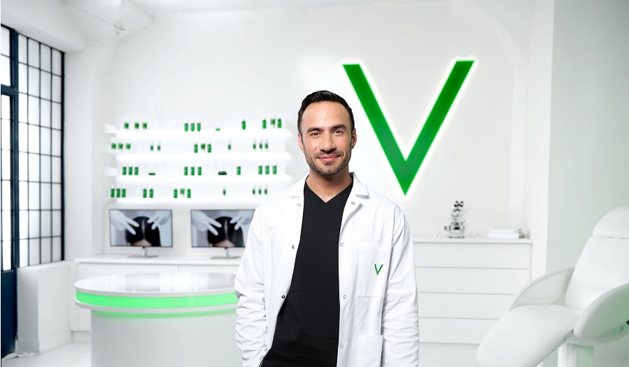 Experte im weißen Kittel steht im Entwicklungslabor von Vichy