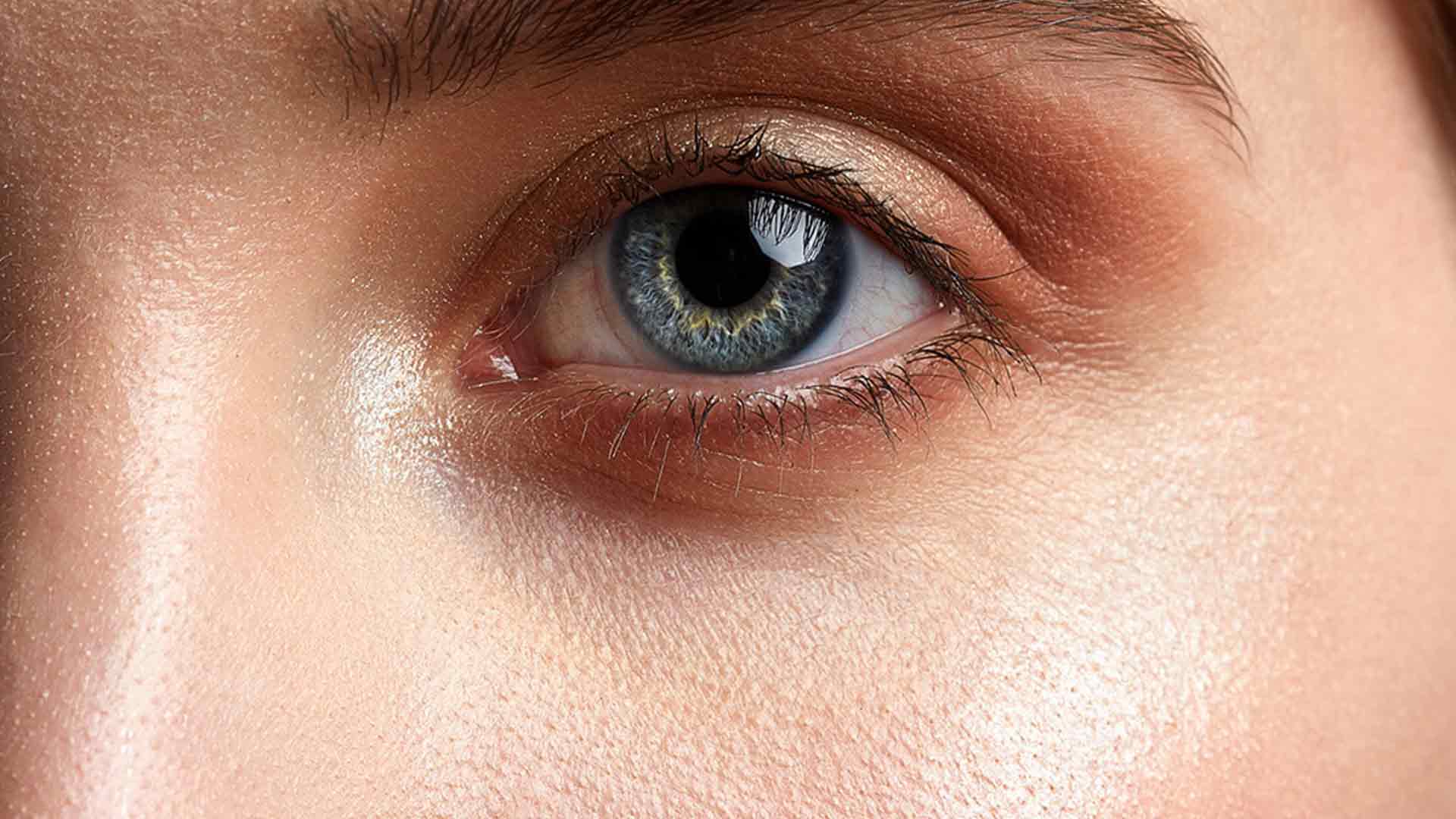 Linkes Auge einer Frau mit blauen Augen
