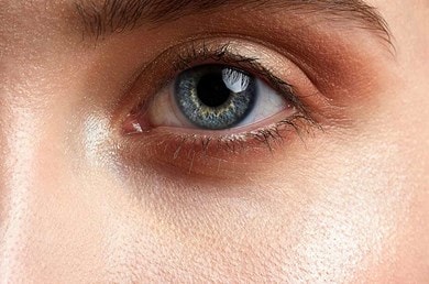Linkes Auge einer Frau mit blauen Augen