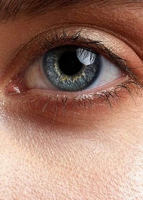 Linkes Auge einer Frau mit blauen Augen