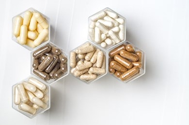 6 verschiedene Nahrungsergänzungsmittel mit Kollagen in wabenartigen Schalen
