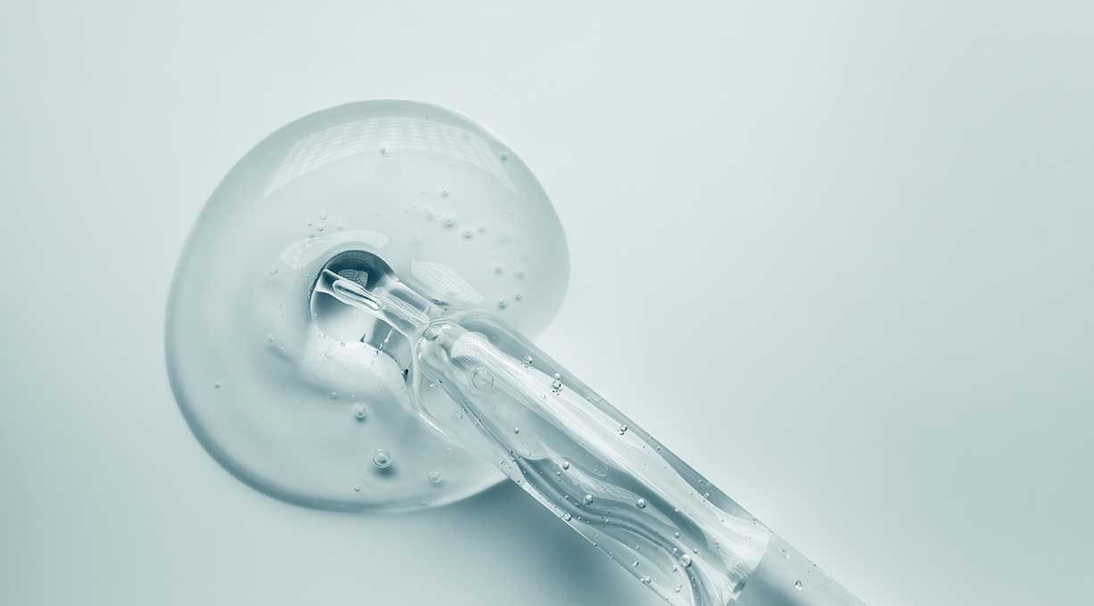 Glas-Pipette in einem Tropfen Serum