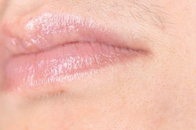 Lippenpartie einer Frau mit erkennbarer Gesichtsbehaarung über der Oberlippe