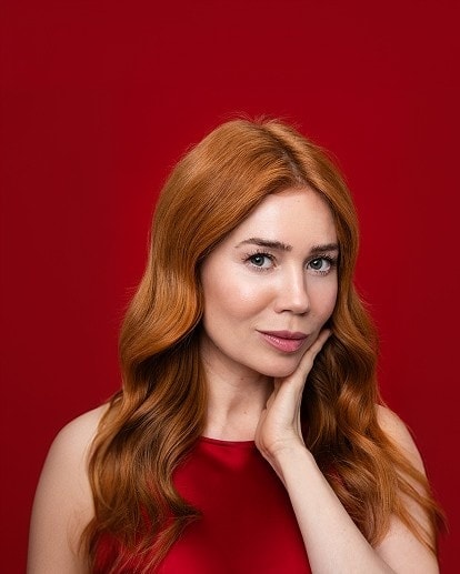 Profil von Palina Rojinski vor rotem Hintergrund