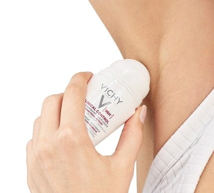 Vichy Deodorant wird auf glatte Achseln aufgetragen