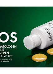Vichy Dercos Anti-Schuppen-Shampoo liegt auf rechten Seite auf einem grünen Untergrund, neben mehreren goldgelben Shampoo-Tropfen. Links steht in großer Schrift: „DERCOS N°1 von Dermatologen empfohlene Anti-Schuppen-Marke weltweit