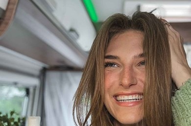 Selfie der Influencerin Annika Teller in Kooperation mit Vichy Dercos.