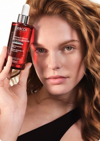 Frau hält Vichy DERCOS R.E.G.E.N.-Flakon 