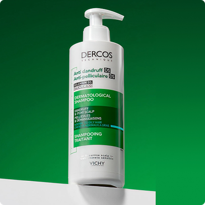 Vichy Dercos Anti-Schuppen Shampoo-Flasche vor grünem Hintergrund