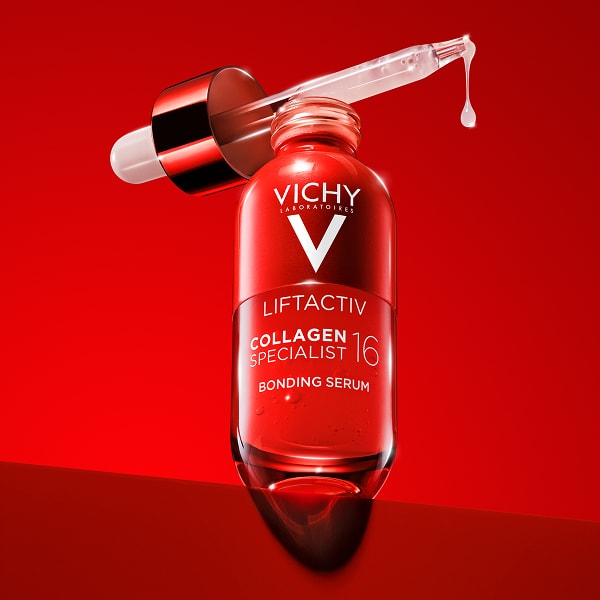 Vichy Liftactiv Collagen Bonding Serum Nahaufnahme des Produkts und der Pipette auf rotem Hintergrund