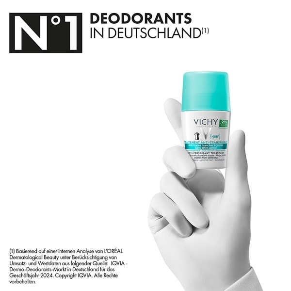 Hand hält VICHY Anti Transpirant 48h anti Flecken Deodorant. Das Nummer 1 Deodorant in Deutschland.