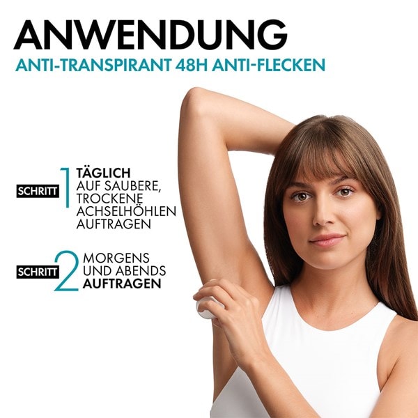 Junge Frau mit weißem Oberteil zeigt glatte Achseln. Bild beschreibt Anwendung des VICHY Anti Transpirant 48h anti Flecken Deodorants