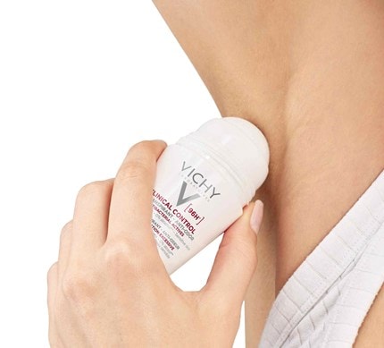 Anwendung des Vichy Clinical Control 96h Roll-ons für Frauen