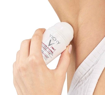 Anwendung des Vichy Clinical Control 96h Roll-ons für Frauen
