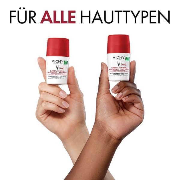 Zwei Hände unterschiedlicher Hauttypen halten jeweils ein VICHY Clinical Control 96h Roll-on Deo für Frauen, geeignet für alle Hauttypen.
