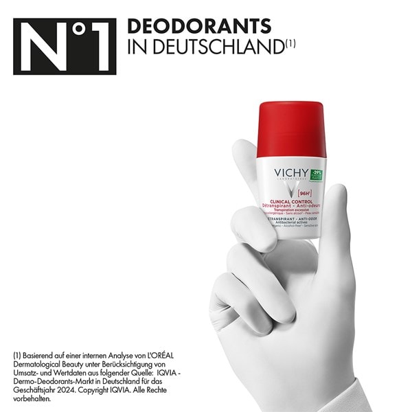 Hand hält VICHY Clinical Control 96h Roll-on Deo für Frauen. Eines der Nummer 1 Deodorants in Deutschland