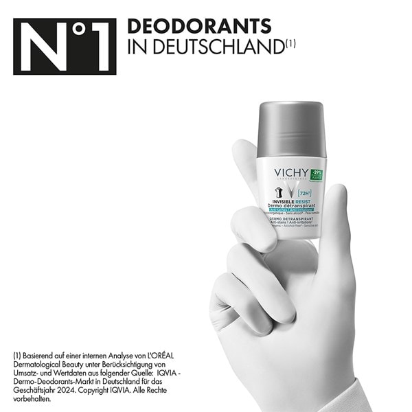Eine Hand hält das Vichy AT Invisible 72h Roll-on Deodorant - eines der Nummer 1 Deodorants in Deutschland