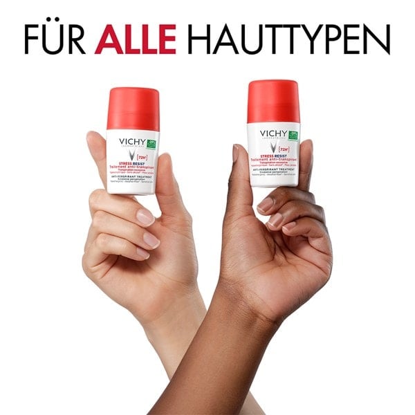 Zwei Hände unterschiedlicher Hauttypen halten jeweils ein Vichy stress resist 72h Roll-on Deodorant für alle Hauttypen