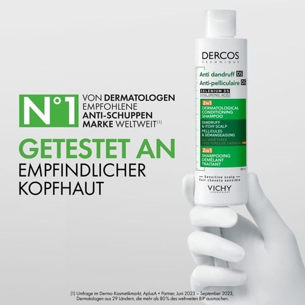 Hand hält das Dercos 2in1 Anti Schuppen Shampoo. Die Nummer 1 Marke gegen Schuppen weltweit, getestet an empfindlicher Kopfhaut.