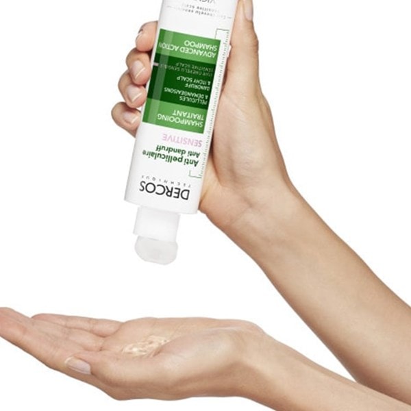 Hand verteilt vor dem Auftragen auf dem Kopf das DERCOS Anti Schuppen Shampoo für fettiges Haar auf ihrer Hand
