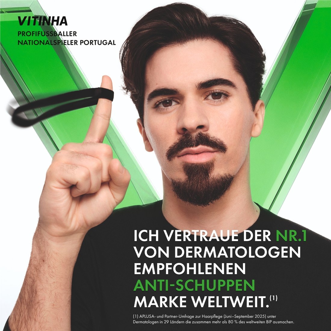 Person mit erhobenem Zeigefinger in einer Vichy-Dercos-Kampagne zur von Dermatologen empfohlenen Anti-Schuppen-Marke.
